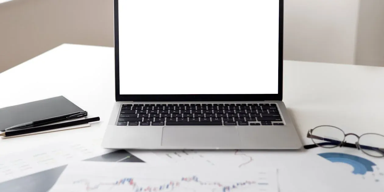 Professionnel analysant des données de campagnes Google Ads sur un ordinateur portable dans un bureau moderne