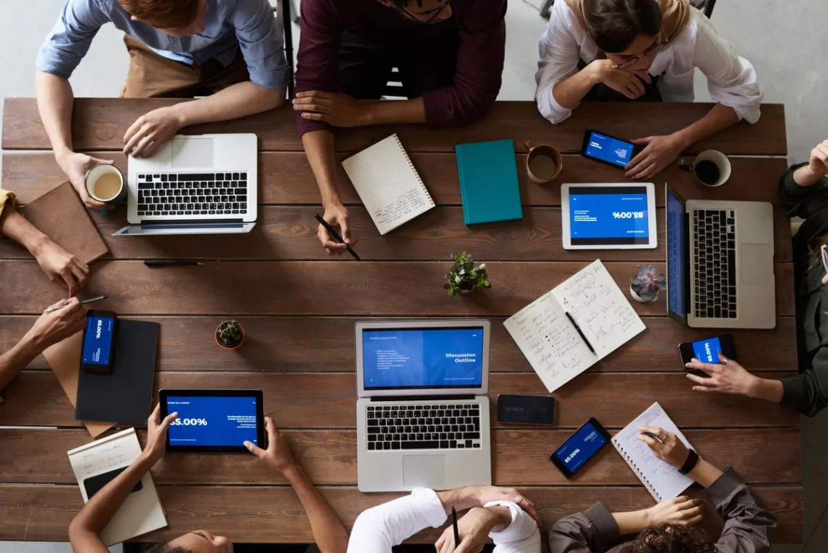 Equipo analizando datos de conversión en una reunión de trabajo